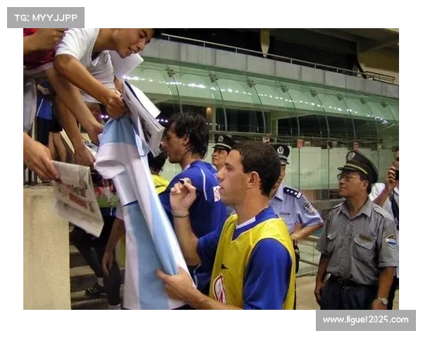 俱乐部保安与小球迷互动，安全与温馨并存